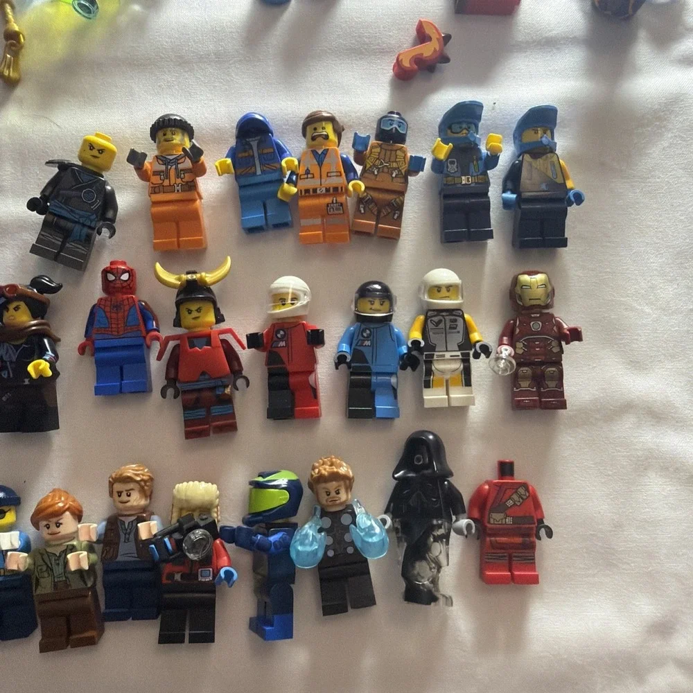 Lego Minifigures: Mixed Lot Of 25 Figures With Some Accessories